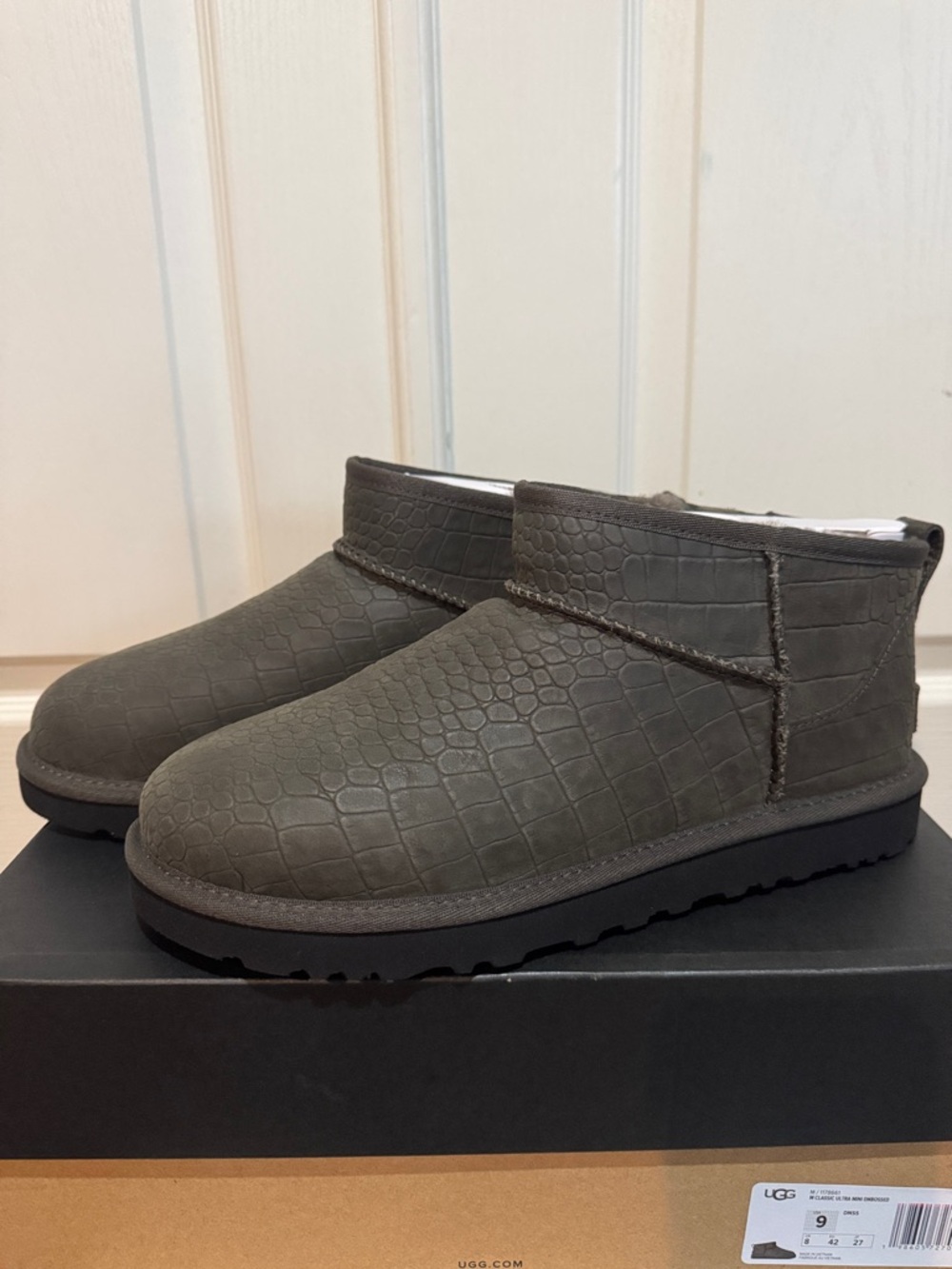 NWT. UGG Mens Ultra Mini Embossed Army Green Size 9